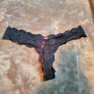 Victoria’s Secret Sexy Lace Vintage Thong Medium Black Lace With Bright Pink Bow